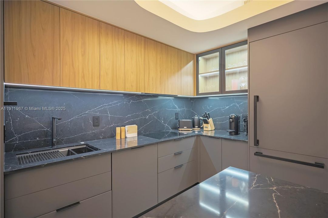 合同活跃: $1,195,000 (2 贝兹, 2 浴室, 1470 平方英尺)