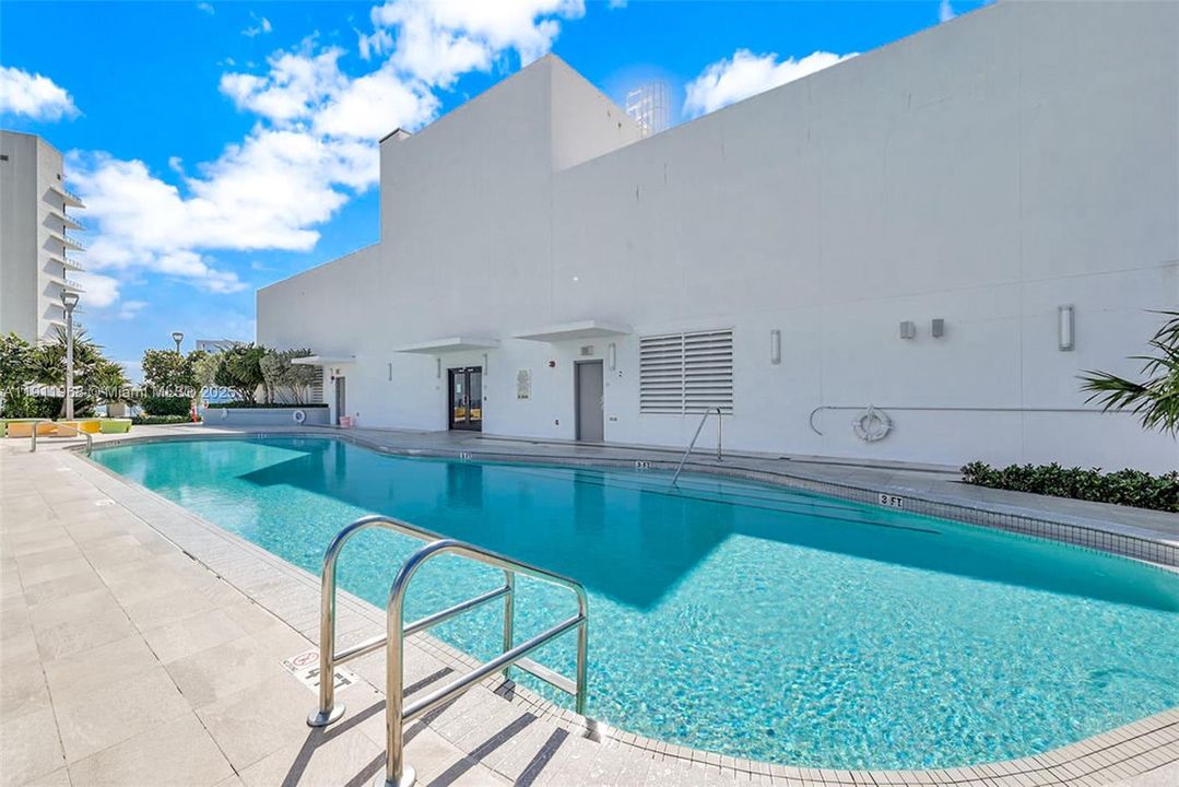 Recently Rented: $3,500 (1 beds, 1 baths, 610 Square Feet)