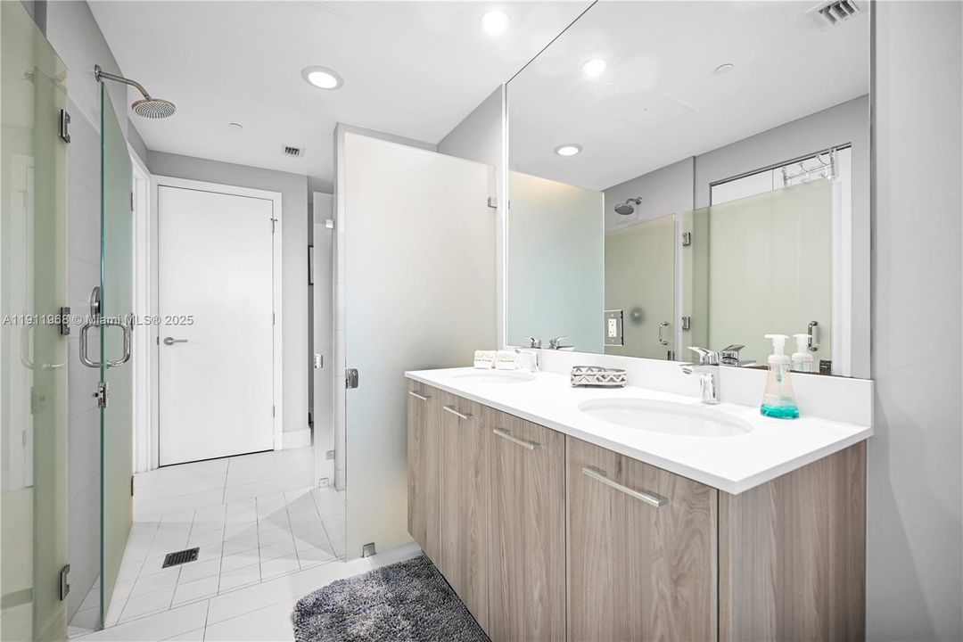 Recently Rented: $3,500 (1 beds, 1 baths, 610 Square Feet)