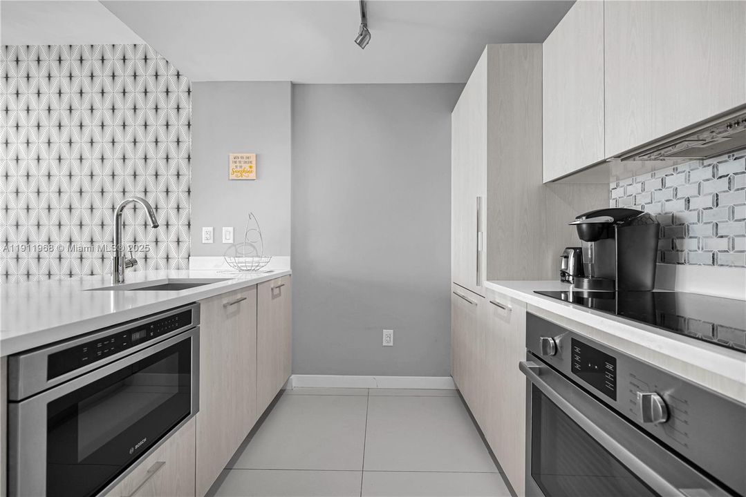 Recently Rented: $3,500 (1 beds, 1 baths, 610 Square Feet)