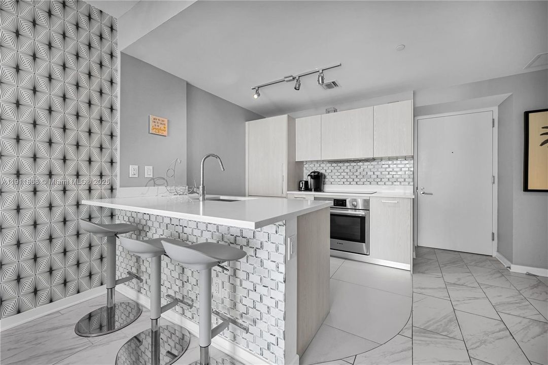 Recently Rented: $3,500 (1 beds, 1 baths, 610 Square Feet)