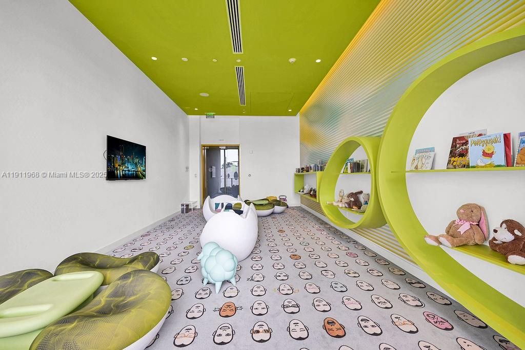 Recently Rented: $3,500 (1 beds, 1 baths, 610 Square Feet)