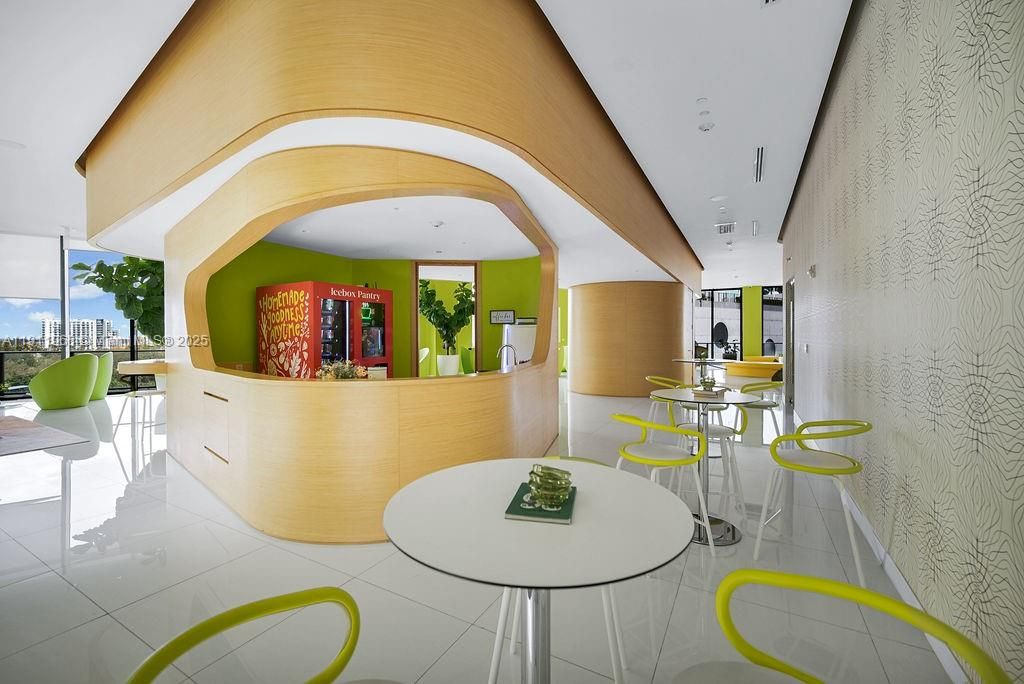 Recently Rented: $3,500 (1 beds, 1 baths, 610 Square Feet)