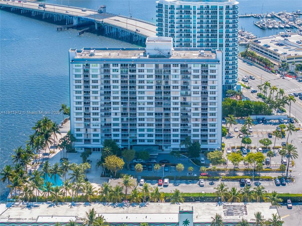 待售: $239,000 (1 贝兹, 1 浴室, 940 平方英尺)