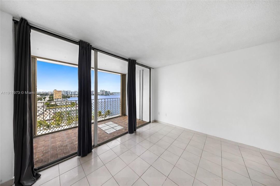 待售: $239,000 (1 贝兹, 1 浴室, 940 平方英尺)