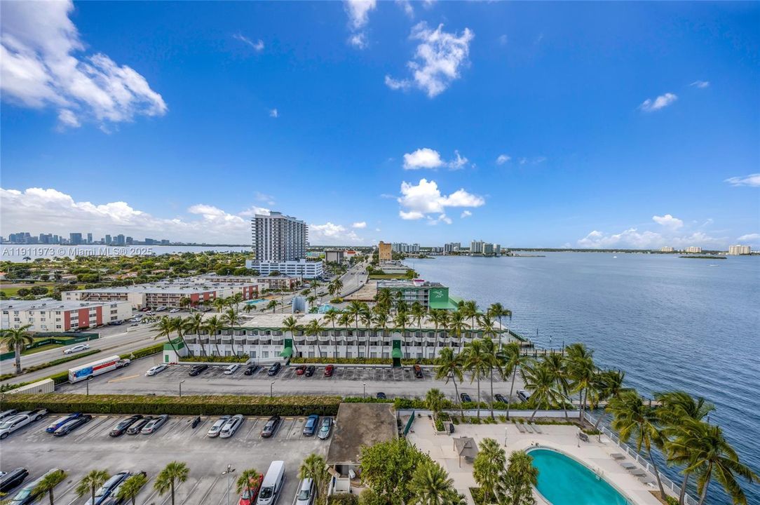 待售: $239,000 (1 贝兹, 1 浴室, 940 平方英尺)