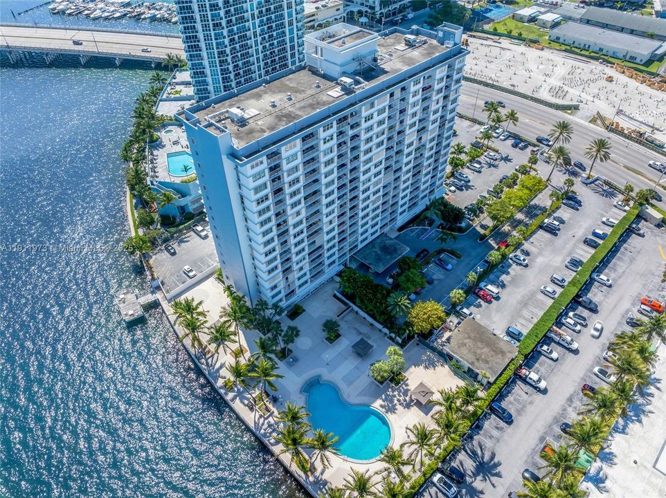 待售: $239,000 (1 贝兹, 1 浴室, 940 平方英尺)