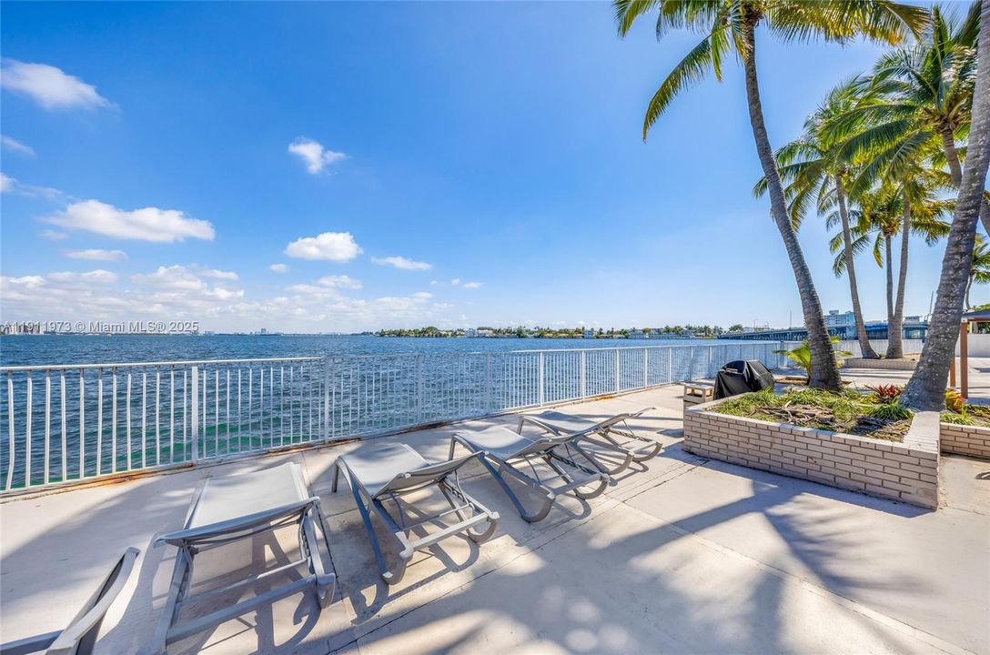 待售: $239,000 (1 贝兹, 1 浴室, 940 平方英尺)