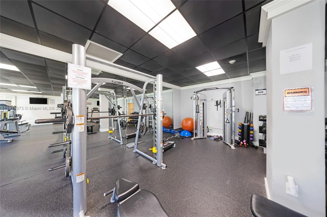 待售: $239,000 (1 贝兹, 1 浴室, 940 平方英尺)