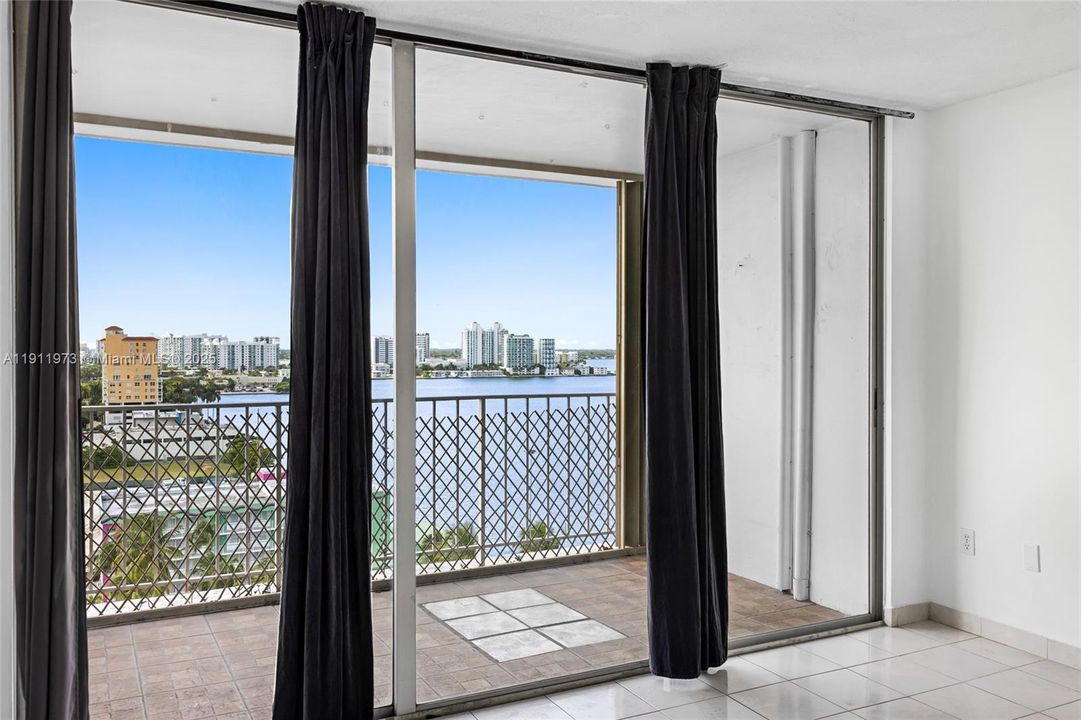 待售: $239,000 (1 贝兹, 1 浴室, 940 平方英尺)