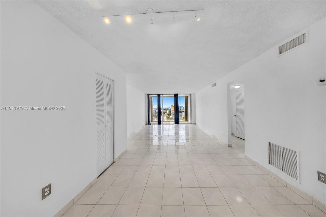 待售: $239,000 (1 贝兹, 1 浴室, 940 平方英尺)