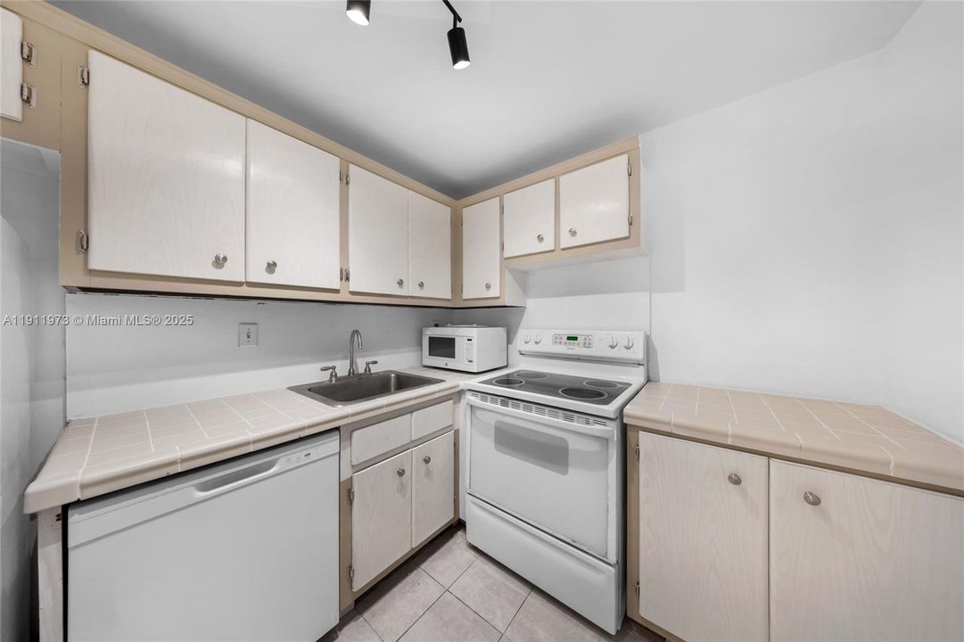 待售: $239,000 (1 贝兹, 1 浴室, 940 平方英尺)