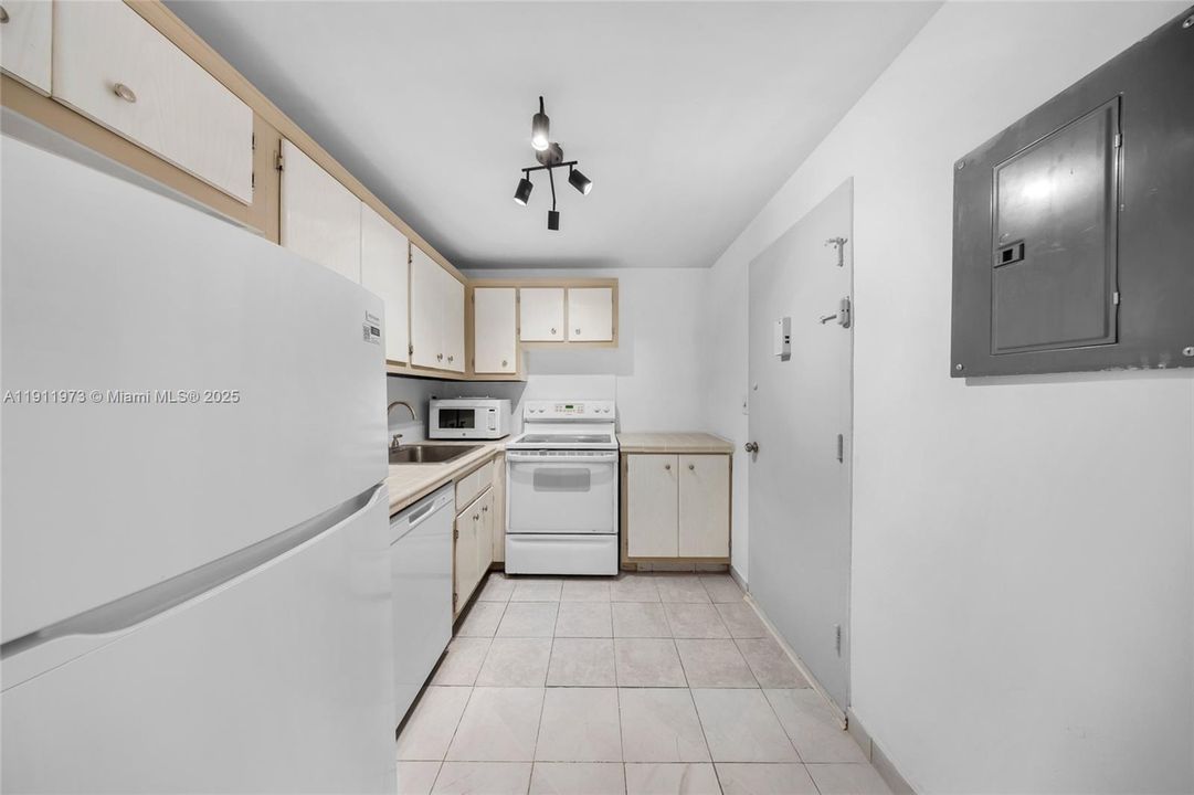 待售: $239,000 (1 贝兹, 1 浴室, 940 平方英尺)