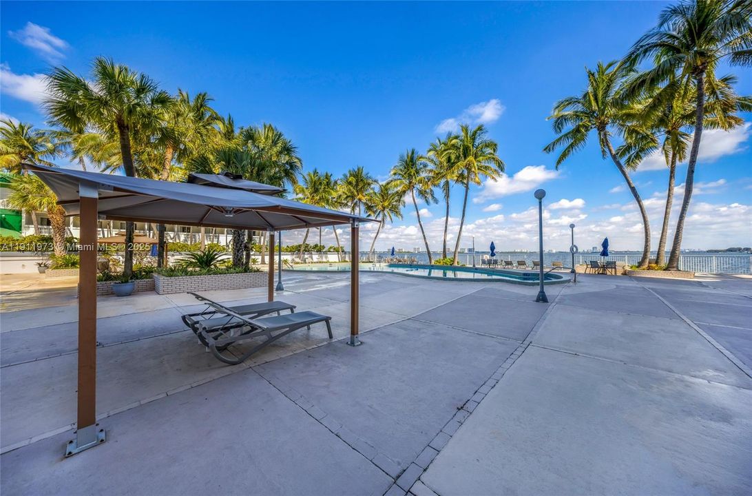 待售: $239,000 (1 贝兹, 1 浴室, 940 平方英尺)