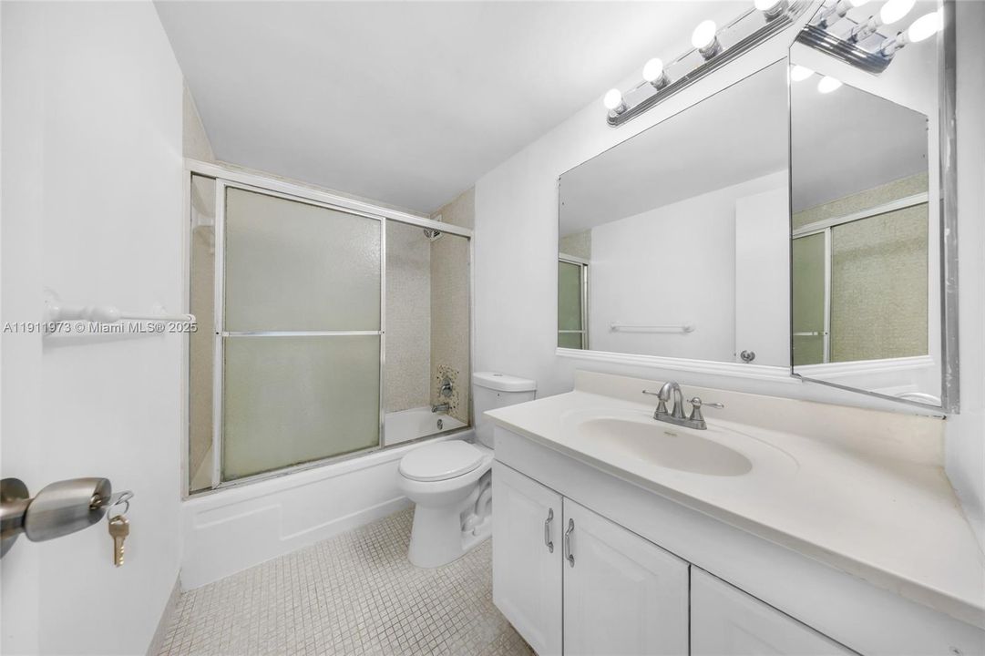 待售: $239,000 (1 贝兹, 1 浴室, 940 平方英尺)