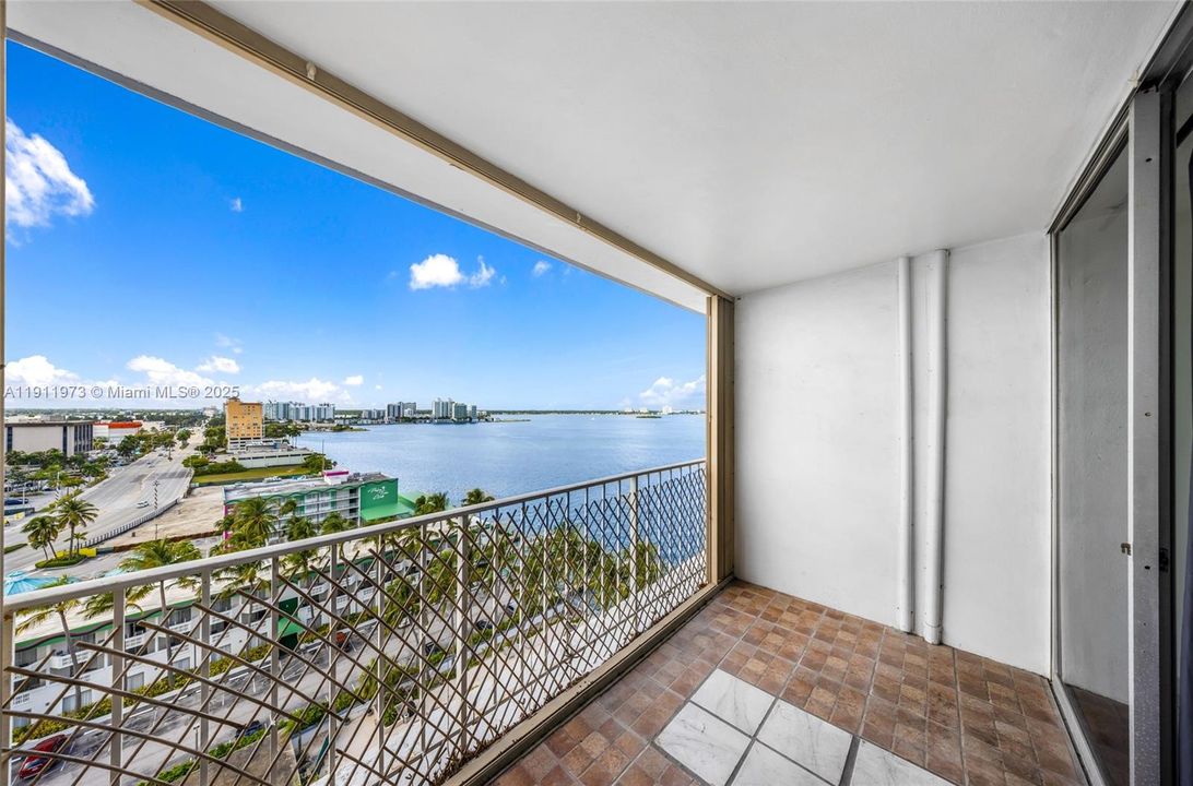 待售: $239,000 (1 贝兹, 1 浴室, 940 平方英尺)