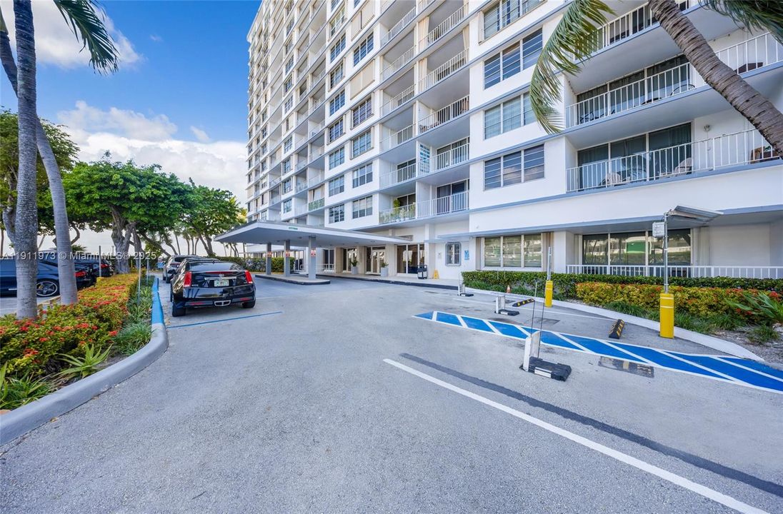 待售: $239,000 (1 贝兹, 1 浴室, 940 平方英尺)