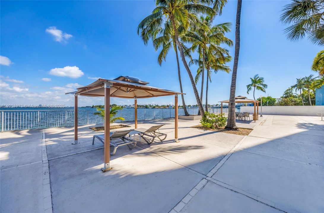 待售: $239,000 (1 贝兹, 1 浴室, 940 平方英尺)