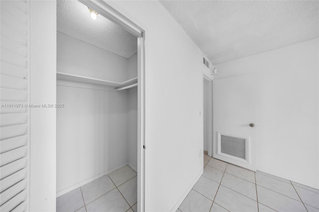 待售: $239,000 (1 贝兹, 1 浴室, 940 平方英尺)