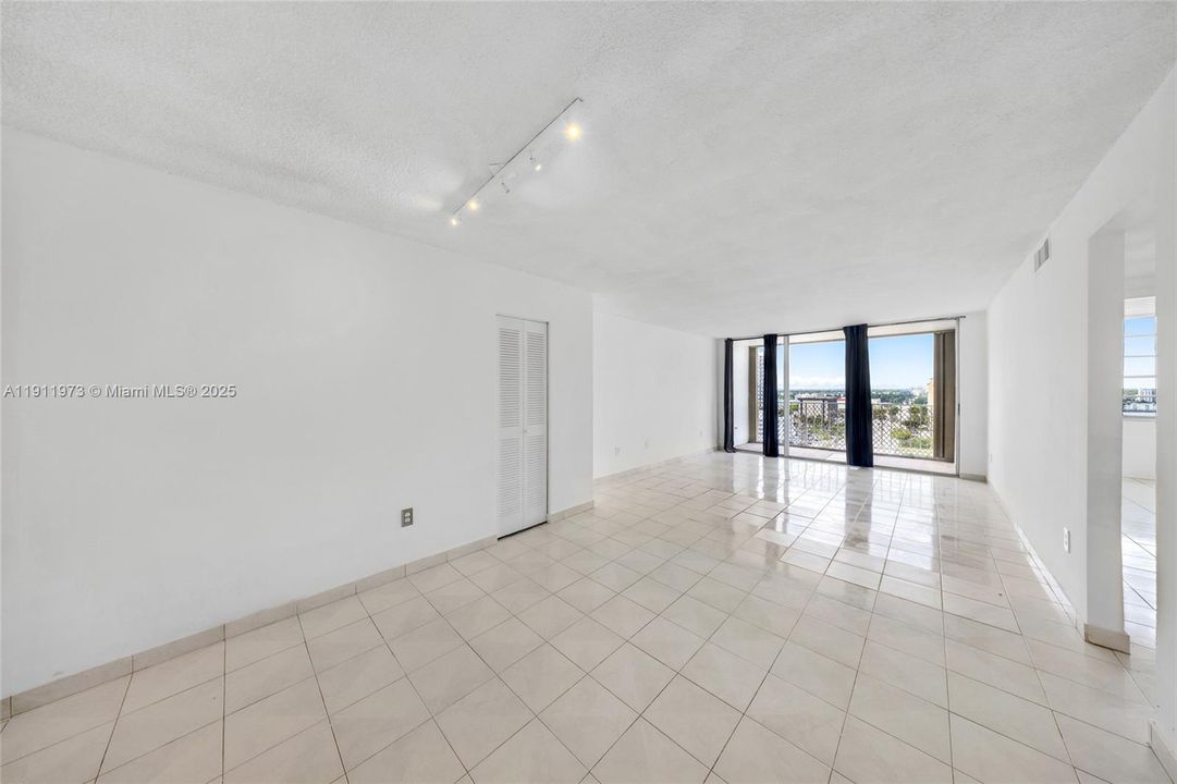 待售: $239,000 (1 贝兹, 1 浴室, 940 平方英尺)