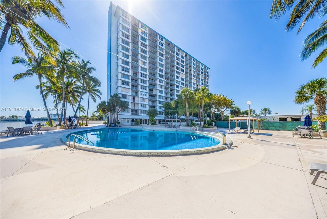 待售: $239,000 (1 贝兹, 1 浴室, 940 平方英尺)