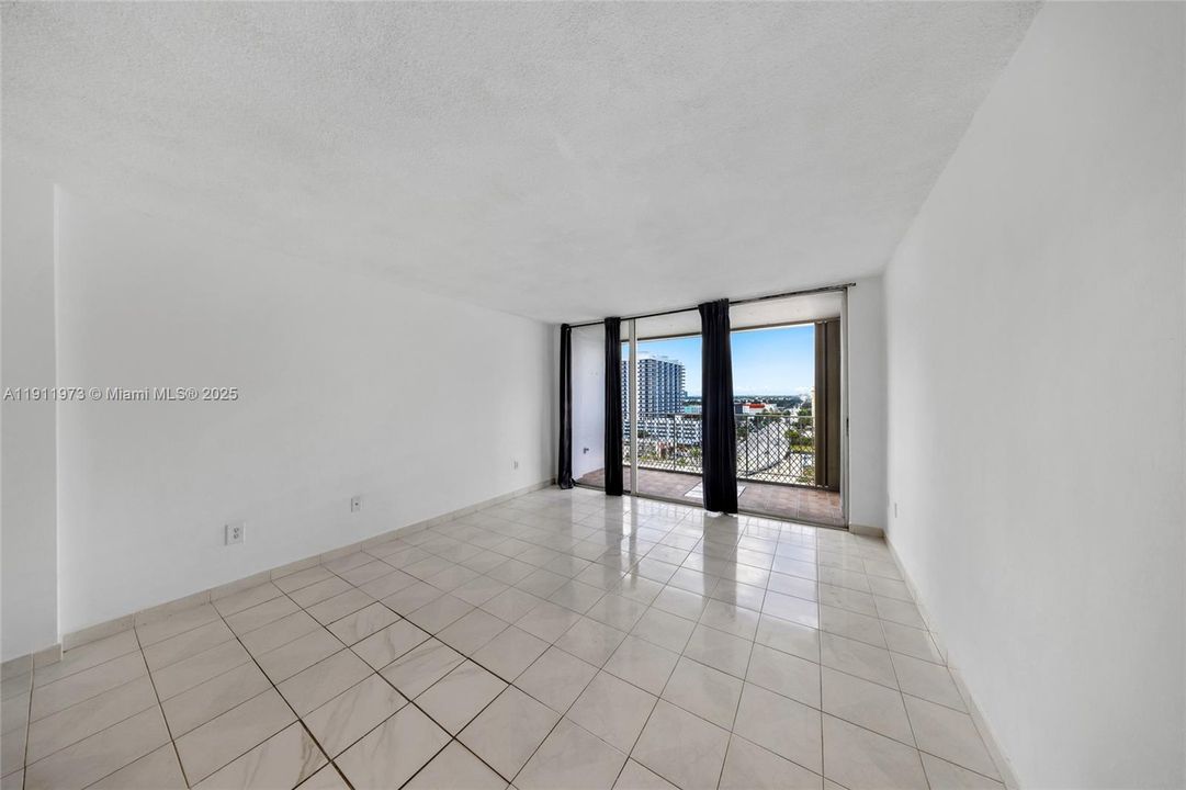 待售: $239,000 (1 贝兹, 1 浴室, 940 平方英尺)