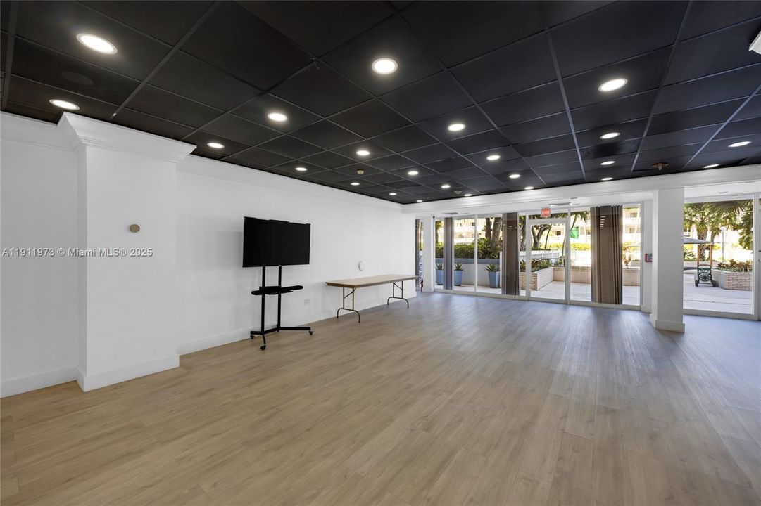 待售: $239,000 (1 贝兹, 1 浴室, 940 平方英尺)