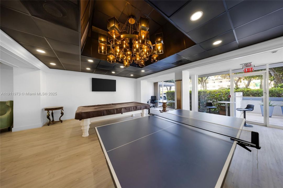 待售: $239,000 (1 贝兹, 1 浴室, 940 平方英尺)