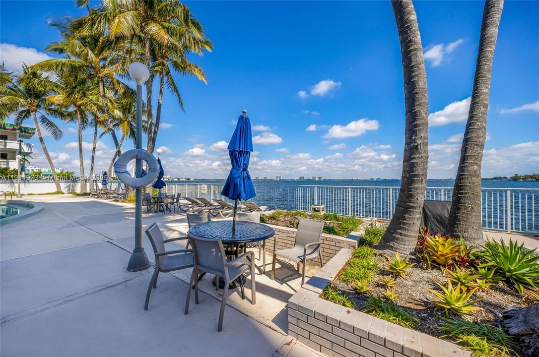 待售: $239,000 (1 贝兹, 1 浴室, 940 平方英尺)