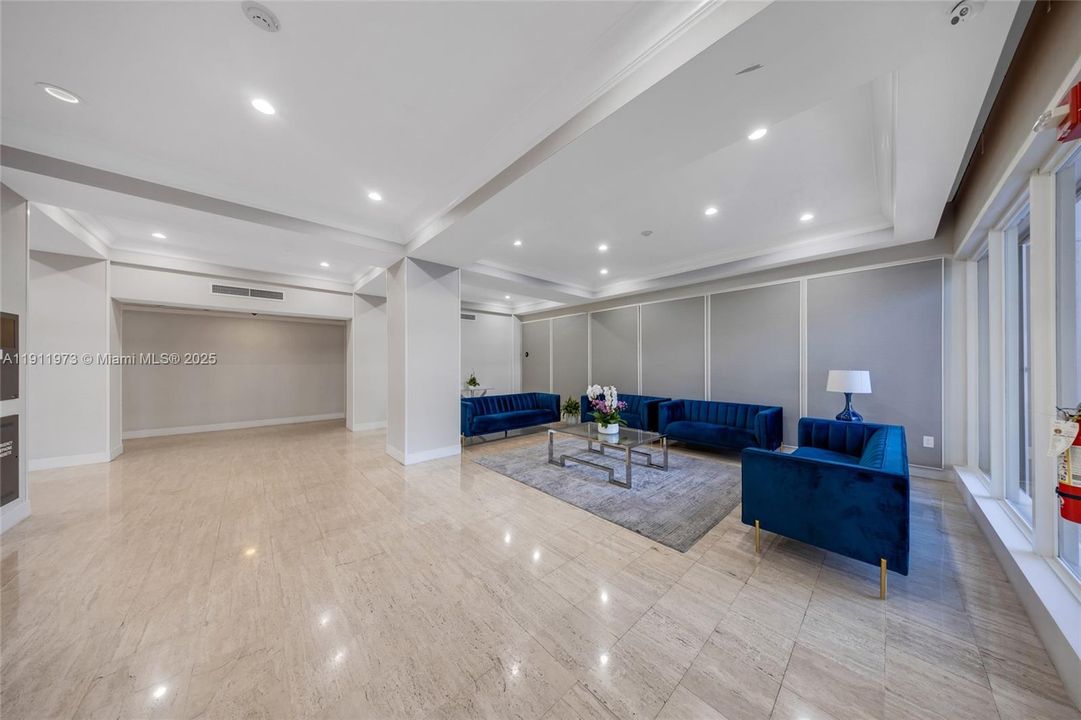 待售: $239,000 (1 贝兹, 1 浴室, 940 平方英尺)