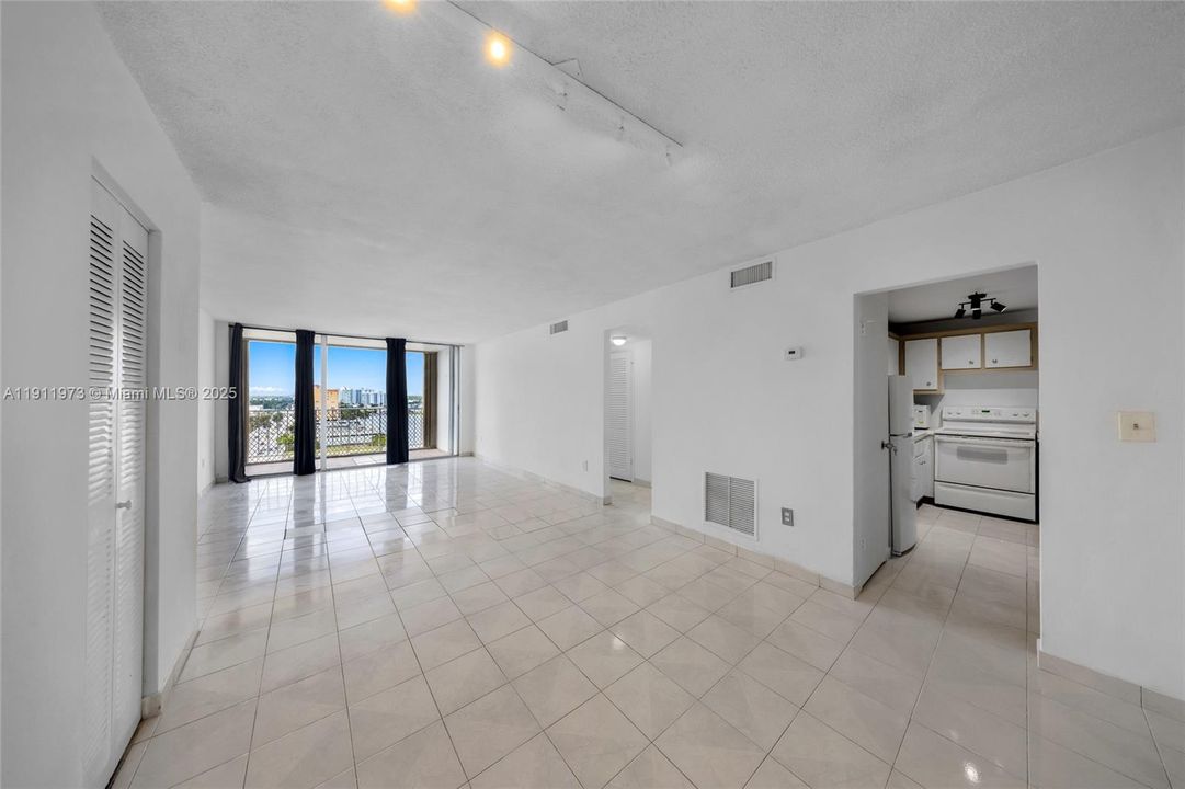 待售: $239,000 (1 贝兹, 1 浴室, 940 平方英尺)