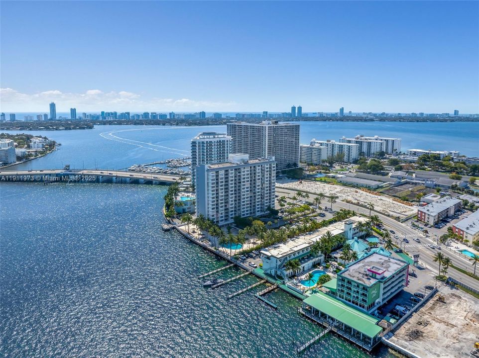 待售: $239,000 (1 贝兹, 1 浴室, 940 平方英尺)