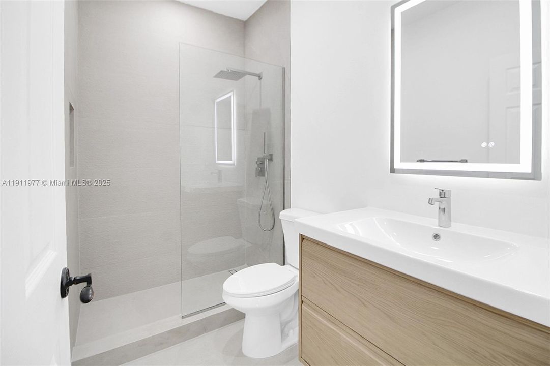 For Sale: $1,050,000 (2 beds, 2 baths, 1425 Square Feet)