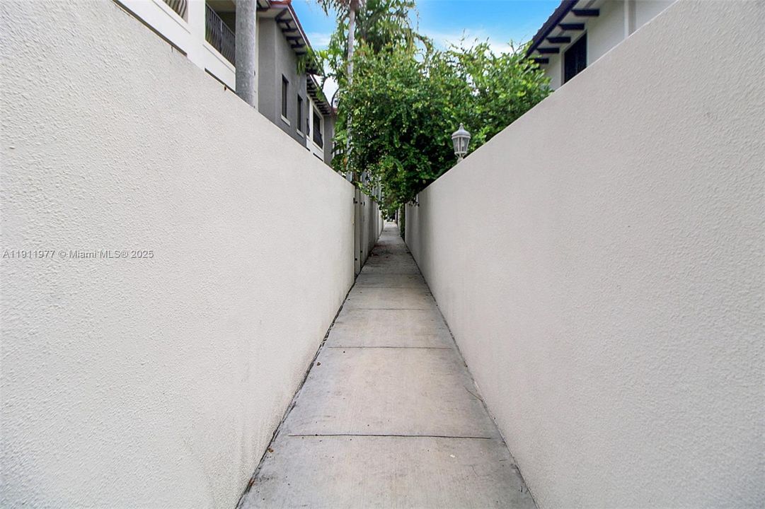 For Sale: $1,050,000 (2 beds, 2 baths, 1425 Square Feet)