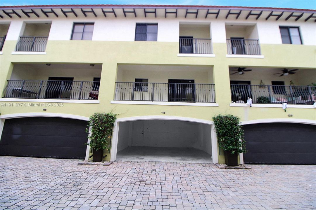 For Sale: $1,050,000 (2 beds, 2 baths, 1425 Square Feet)