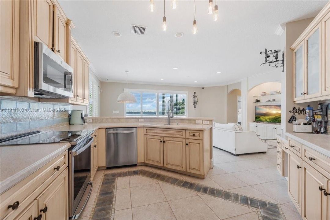 En Renta: $7,300 (4 camas, 2 baños, 3038 Pies cuadrados)