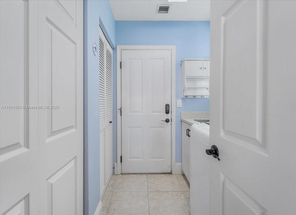 En Renta: $7,300 (4 camas, 2 baños, 3038 Pies cuadrados)