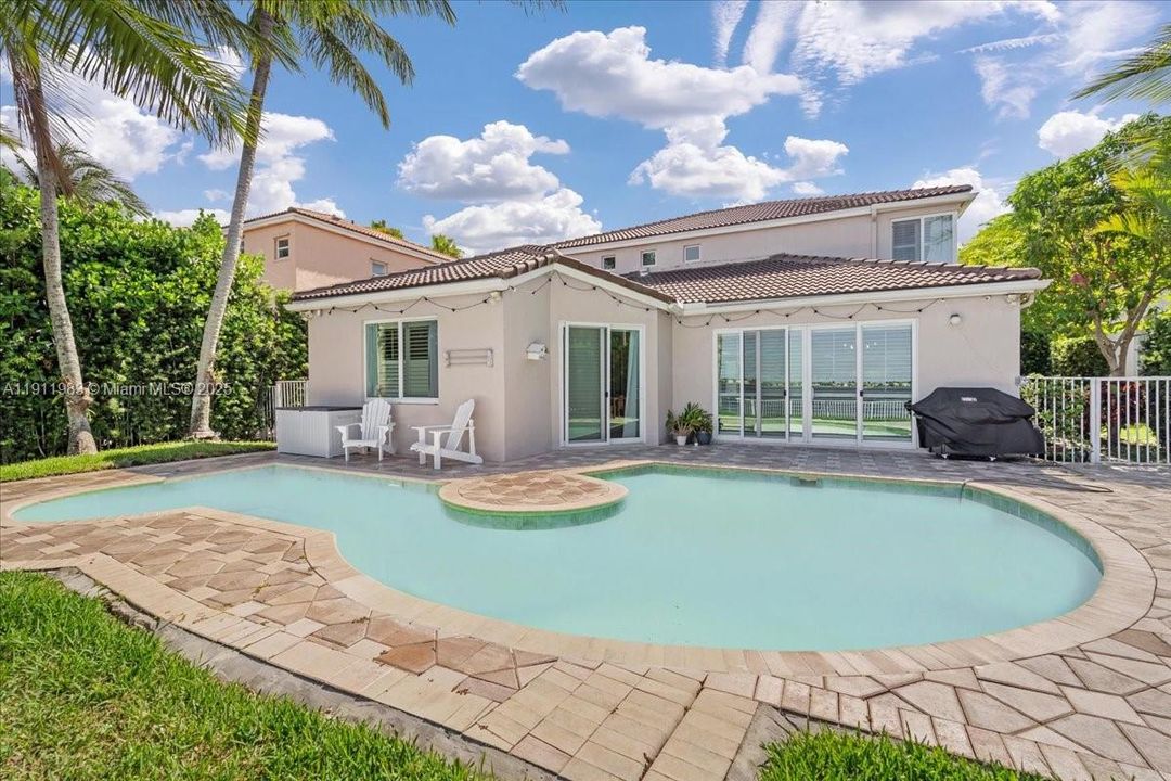 En Renta: $7,300 (4 camas, 2 baños, 3038 Pies cuadrados)