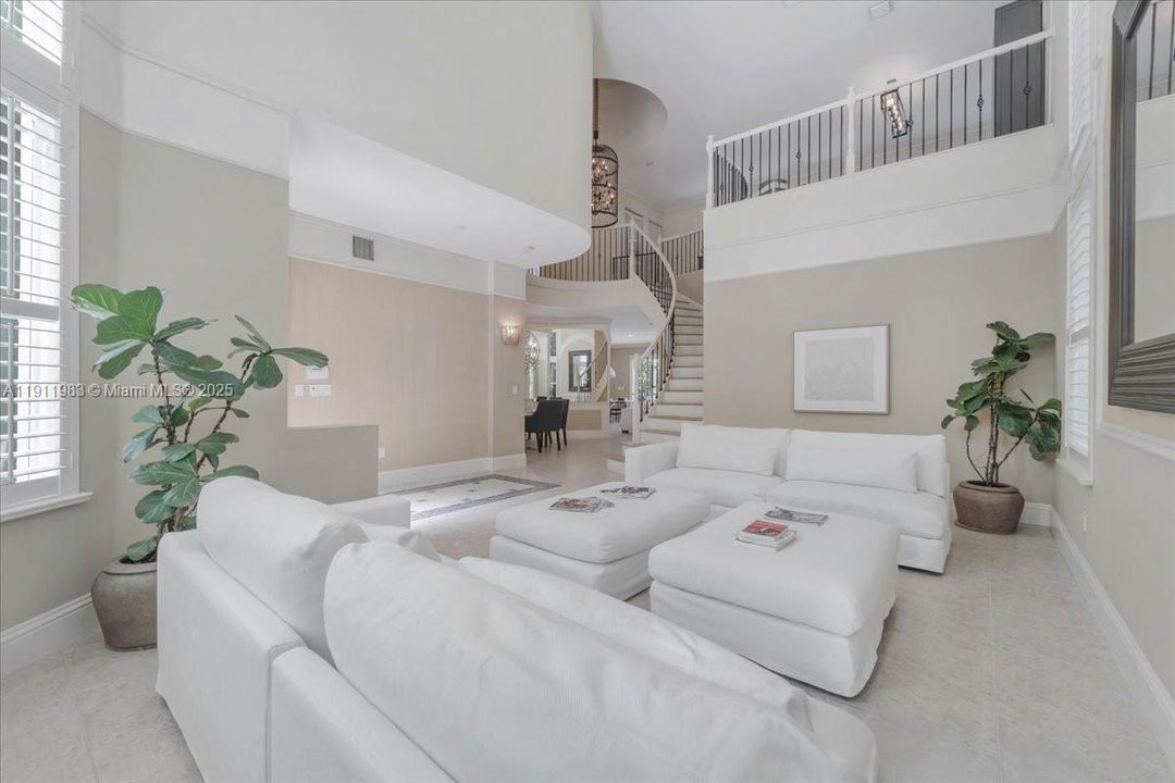 En Renta: $7,300 (4 camas, 2 baños, 3038 Pies cuadrados)