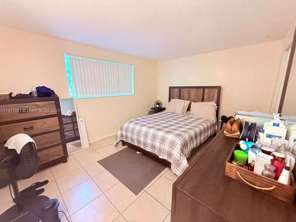 待售: $175,000 (2 贝兹, 1 浴室, 830 平方英尺)