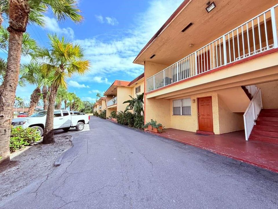 待售: $175,000 (2 贝兹, 1 浴室, 830 平方英尺)