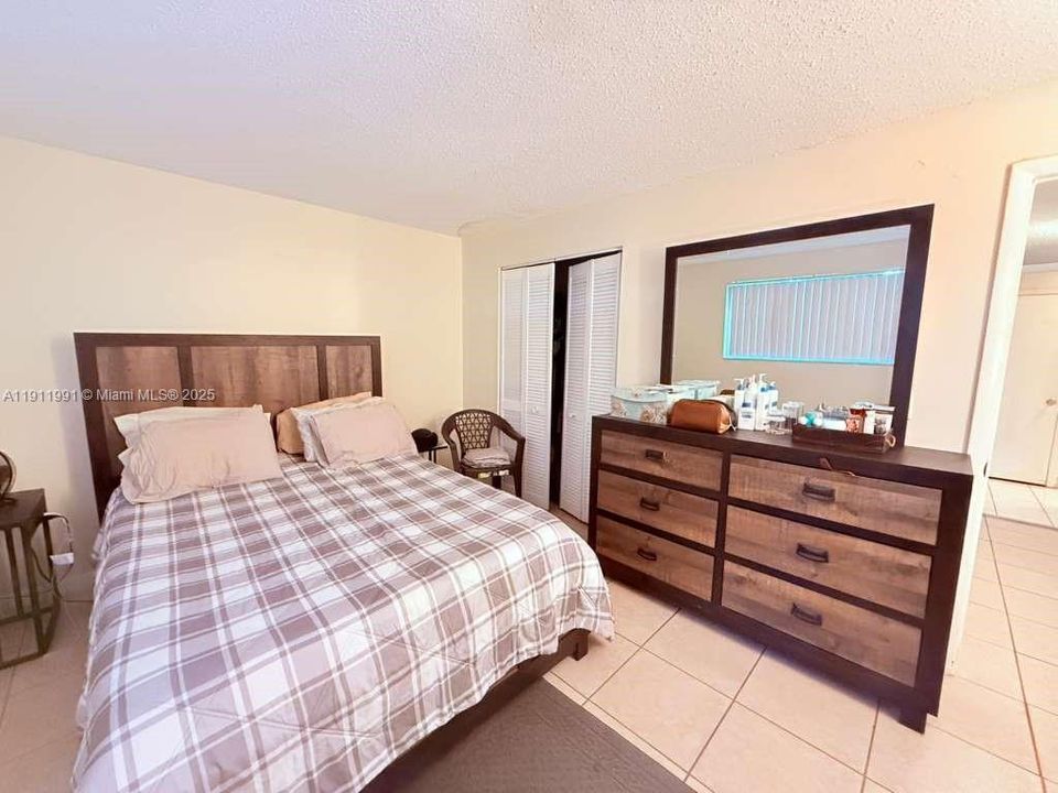 待售: $175,000 (2 贝兹, 1 浴室, 830 平方英尺)