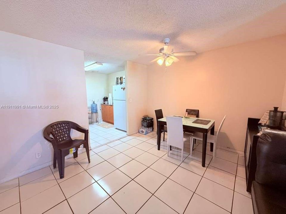 待售: $175,000 (2 贝兹, 1 浴室, 830 平方英尺)