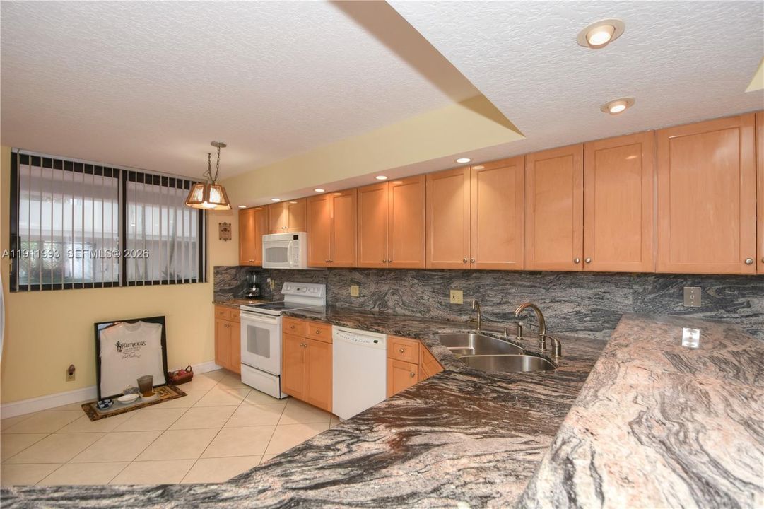 En Venta: $1,350,000 (2 camas, 3 baños, 2240 Pies cuadrados)