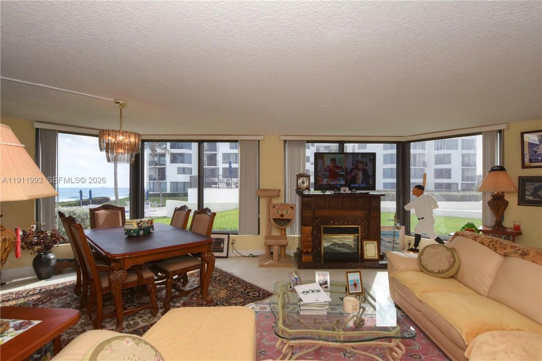 En Venta: $1,350,000 (2 camas, 3 baños, 2240 Pies cuadrados)