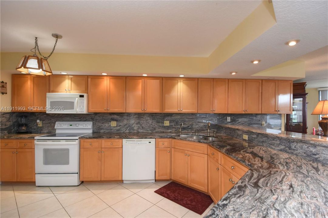 En Venta: $1,350,000 (2 camas, 3 baños, 2240 Pies cuadrados)