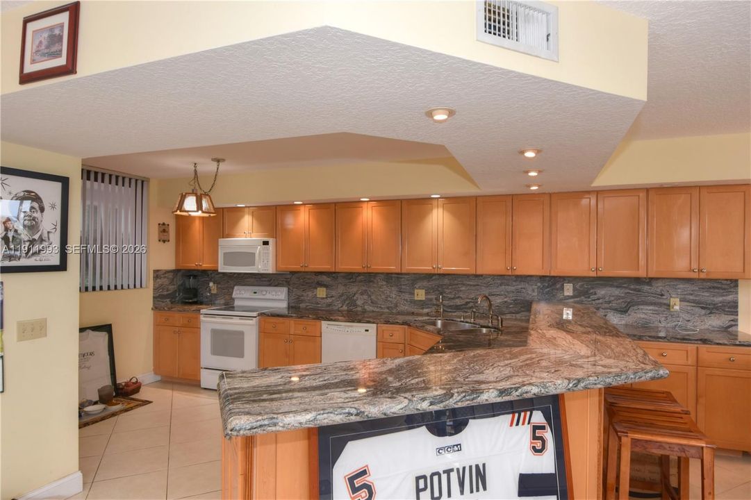 En Venta: $1,350,000 (2 camas, 3 baños, 2240 Pies cuadrados)