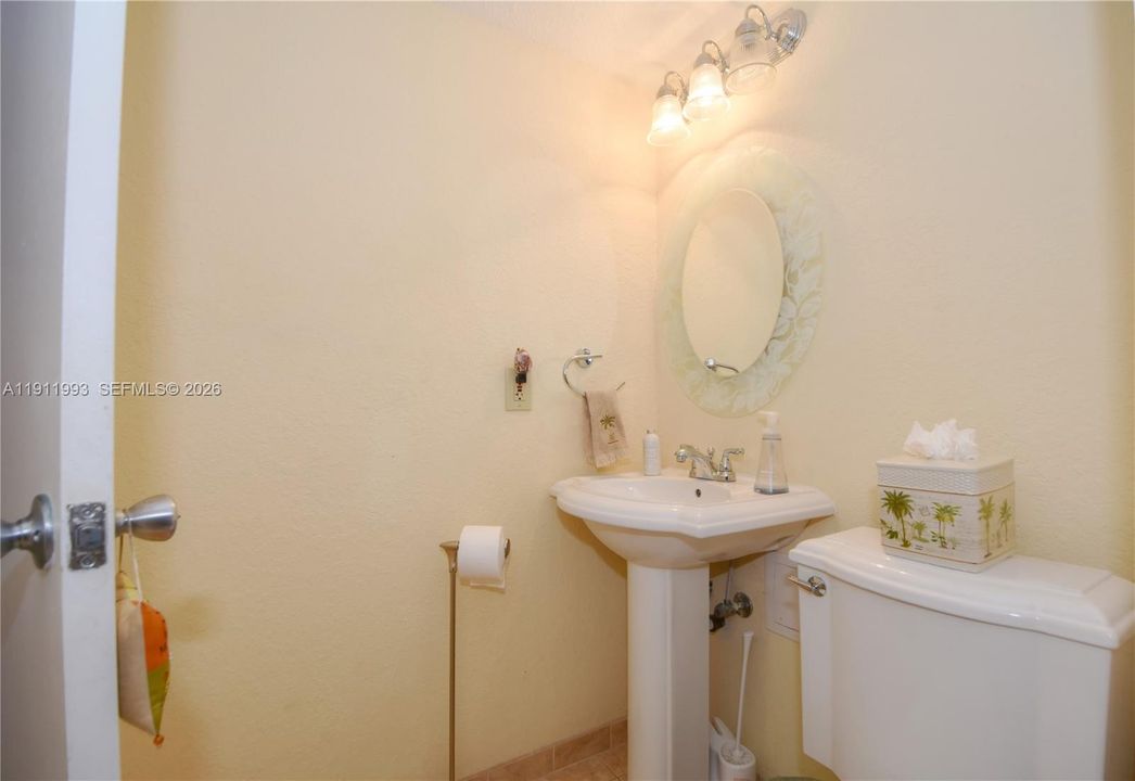 En Venta: $1,350,000 (2 camas, 3 baños, 2240 Pies cuadrados)