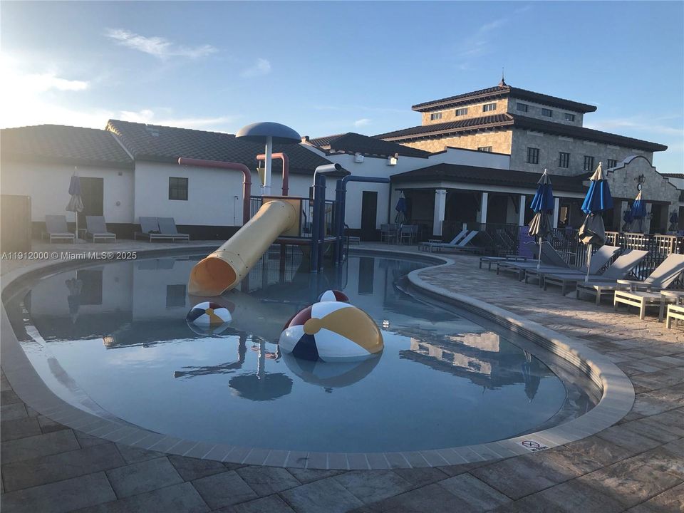 Под контрактом: $1,600 (5 спален, 4 ванн, 412 Квадратных фут)