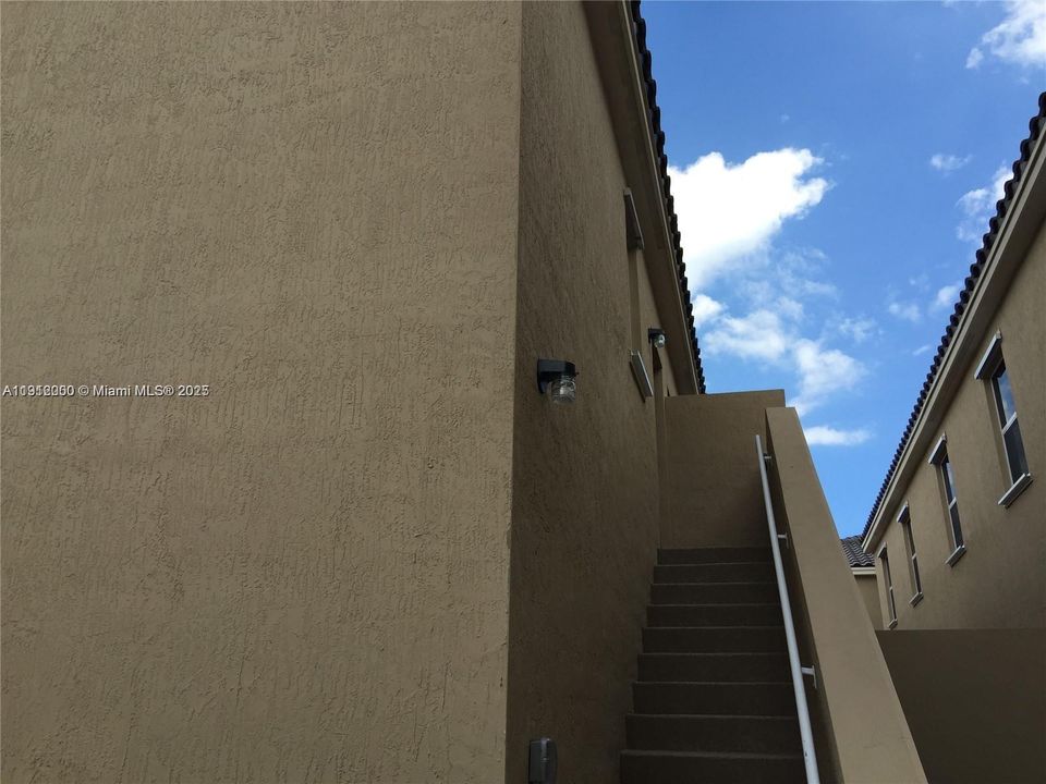 Под контрактом: $1,600 (5 спален, 4 ванн, 412 Квадратных фут)